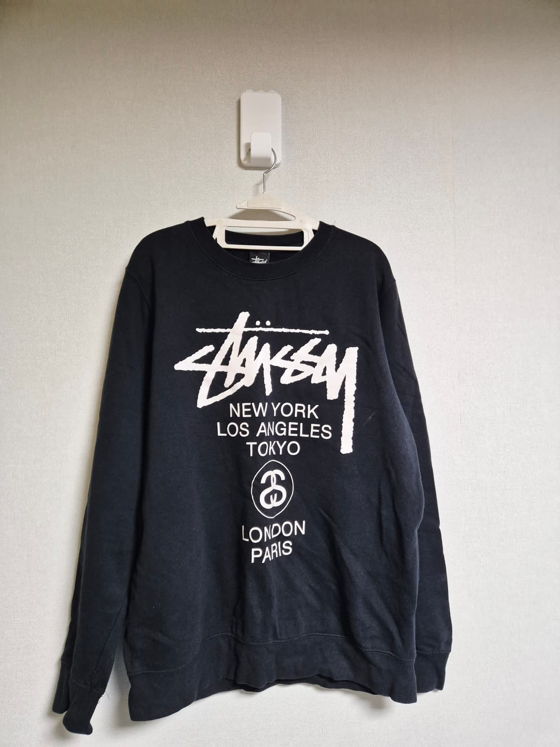 스투시 월드투어 블랙 맨투맨 상품이미지2