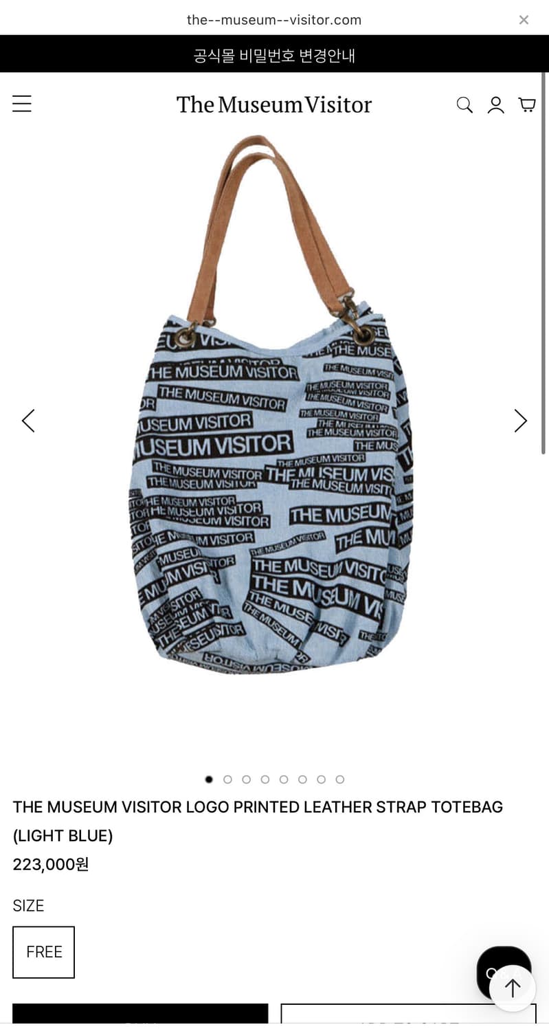 The Museum Visitor 로고 프린트 토트백 상품이미지2