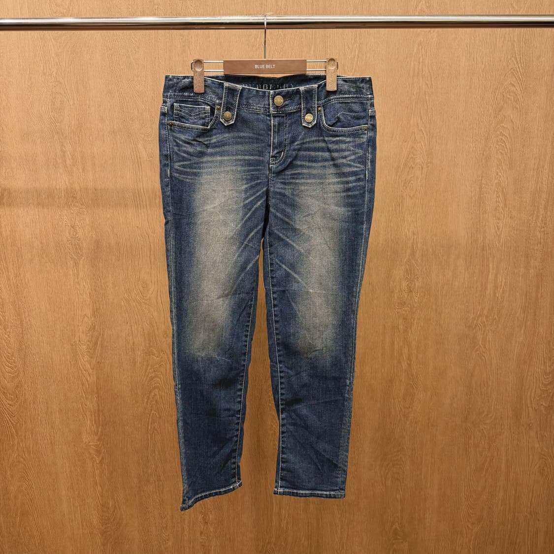 버버리 데님 팬츠 캣워싱 페이딩 버튼 탭 디테일 슬림 페이퍼드핏 중청 상품이미지2