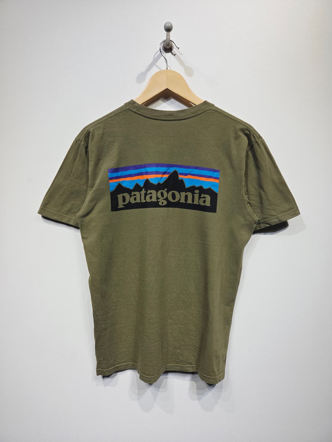 파타고니아 P-6 로고 오가닉 코튼 반팔 티셔츠 카키 상품이미지6