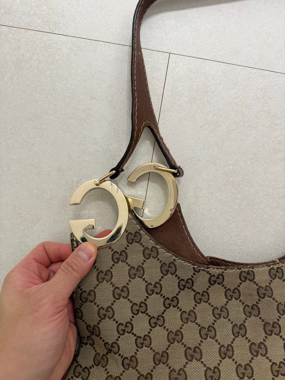 구찌 GG 캔버스 샬롯 미디엄 숄더백 상품이미지3