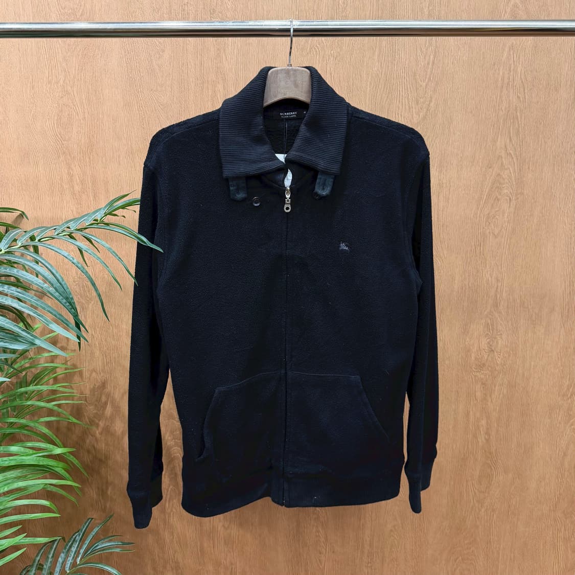 버버리 블랙라벨 긴팔 카라넥 플리스 로고 자수 골지 넥라인 디테일 블랙 상품이미지1