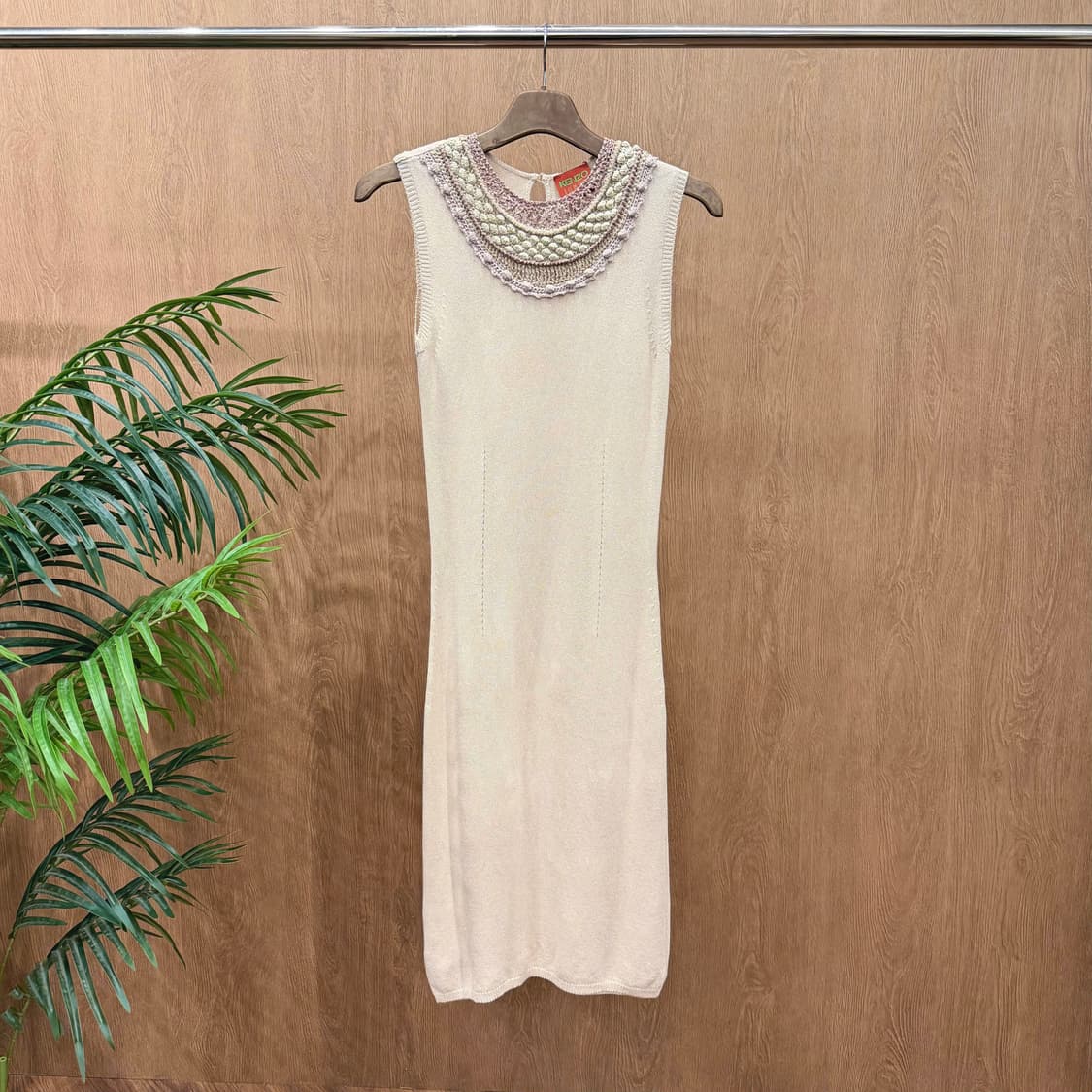 겐조 라운드넥 니트 슬리브리스 원피스 자수 크로셰 키홀 디테일 베이지 상품이미지1