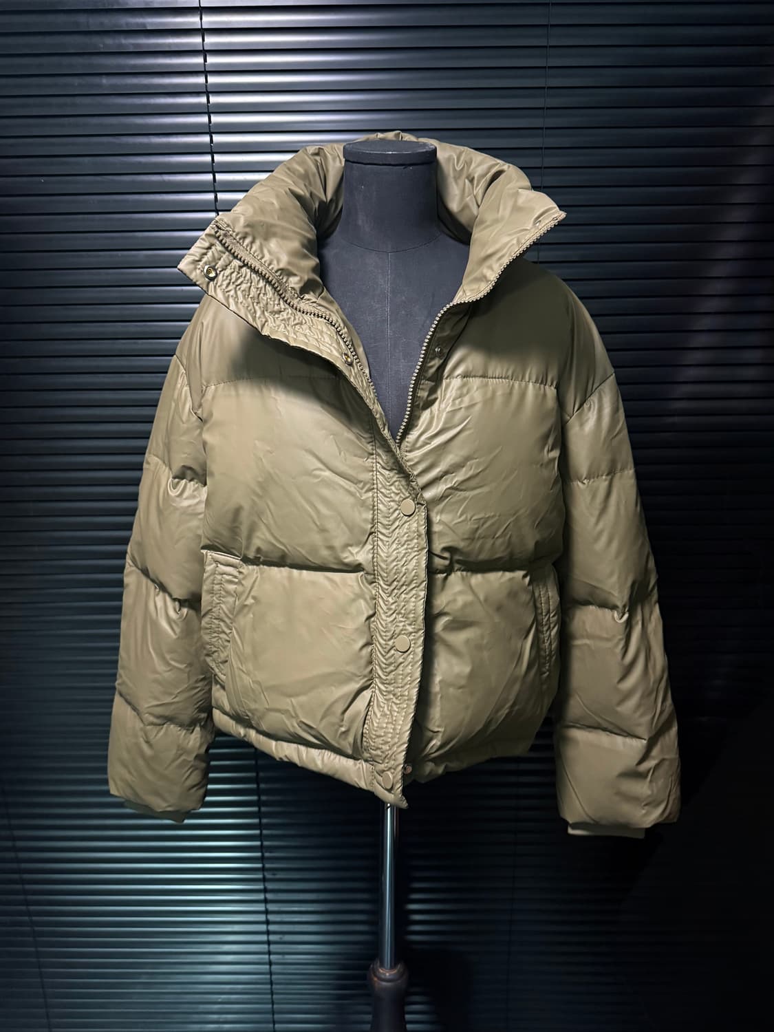 보세 카키 유광 크롭 숏 패딩 하이넥 웰론 점퍼 글로시 푸퍼 가죽 레더 상품이미지1