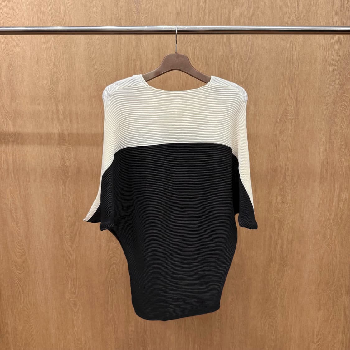 스피치오 플리츠 반팔 티셔츠 배색 디자인 오버핏 블랙 아이보리 상품이미지3