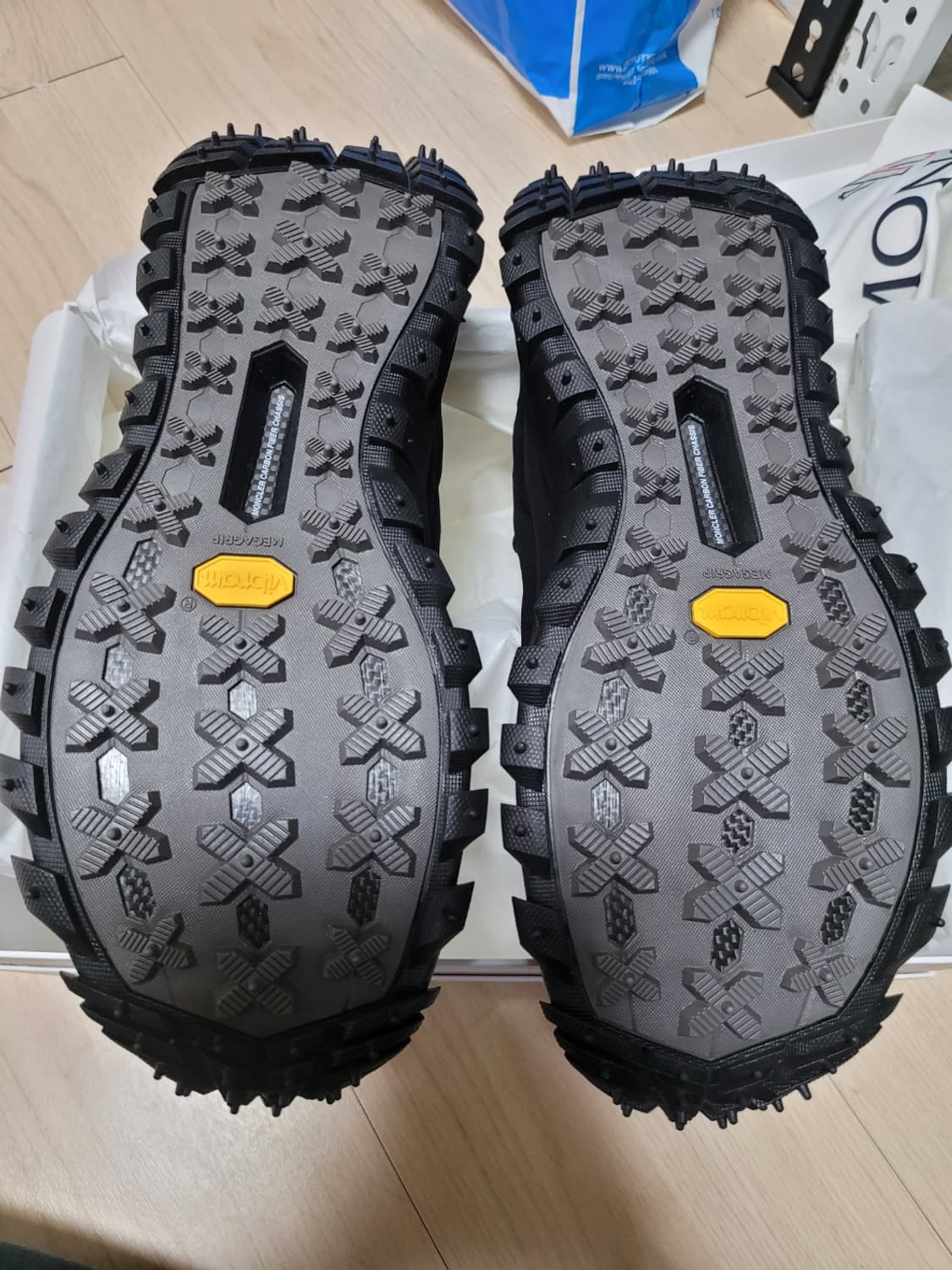 밤을 닮은 무적의 블랙, 몽클레르 트레일그립 GTX 블랙 상품이미지4