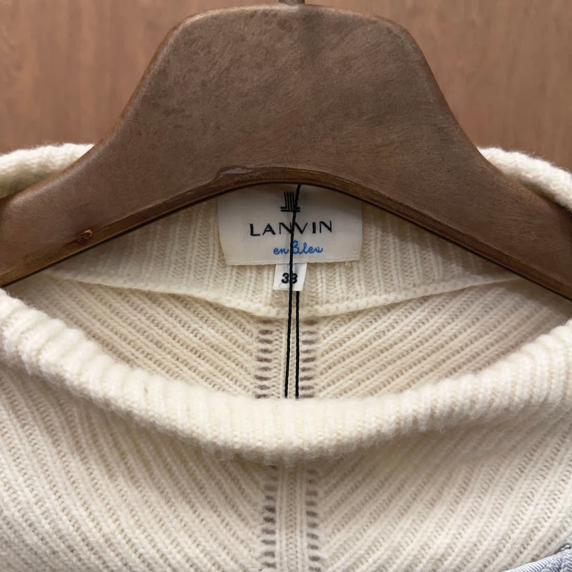 랑방 온 블루 하프넥 긴팔 울 니트 세로 립 블루 리본 디테일 아이보리 상품이미지7