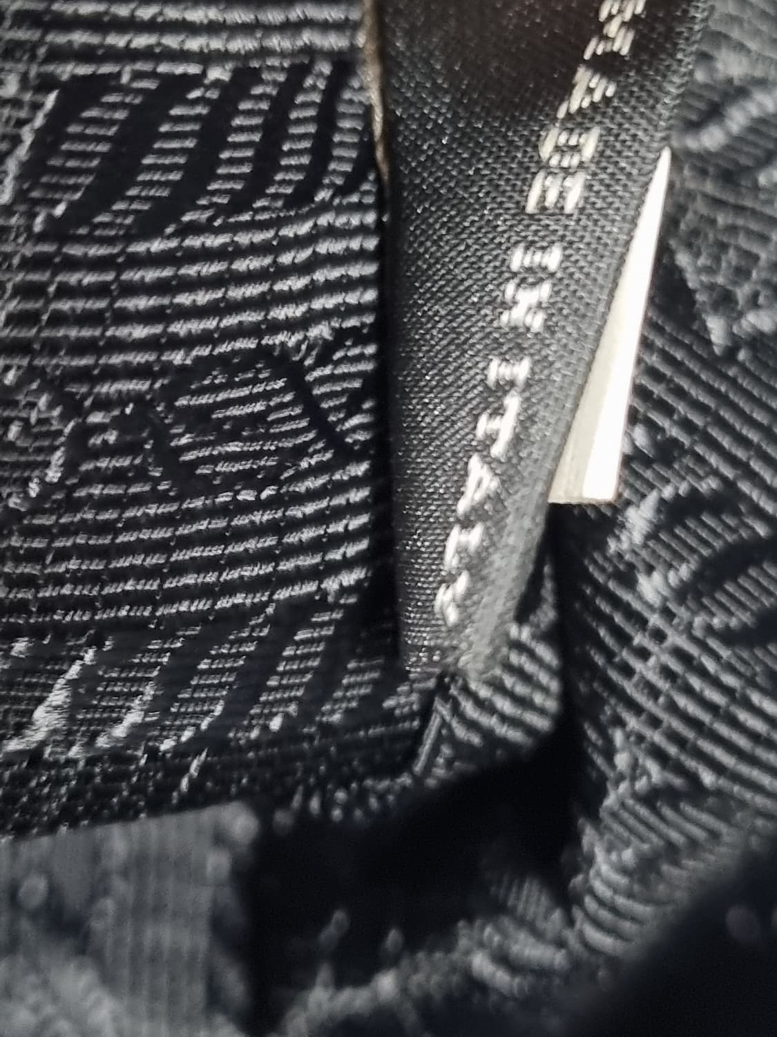 프라다 클레오 브러스드 가죽 숄더백  상품이미지4