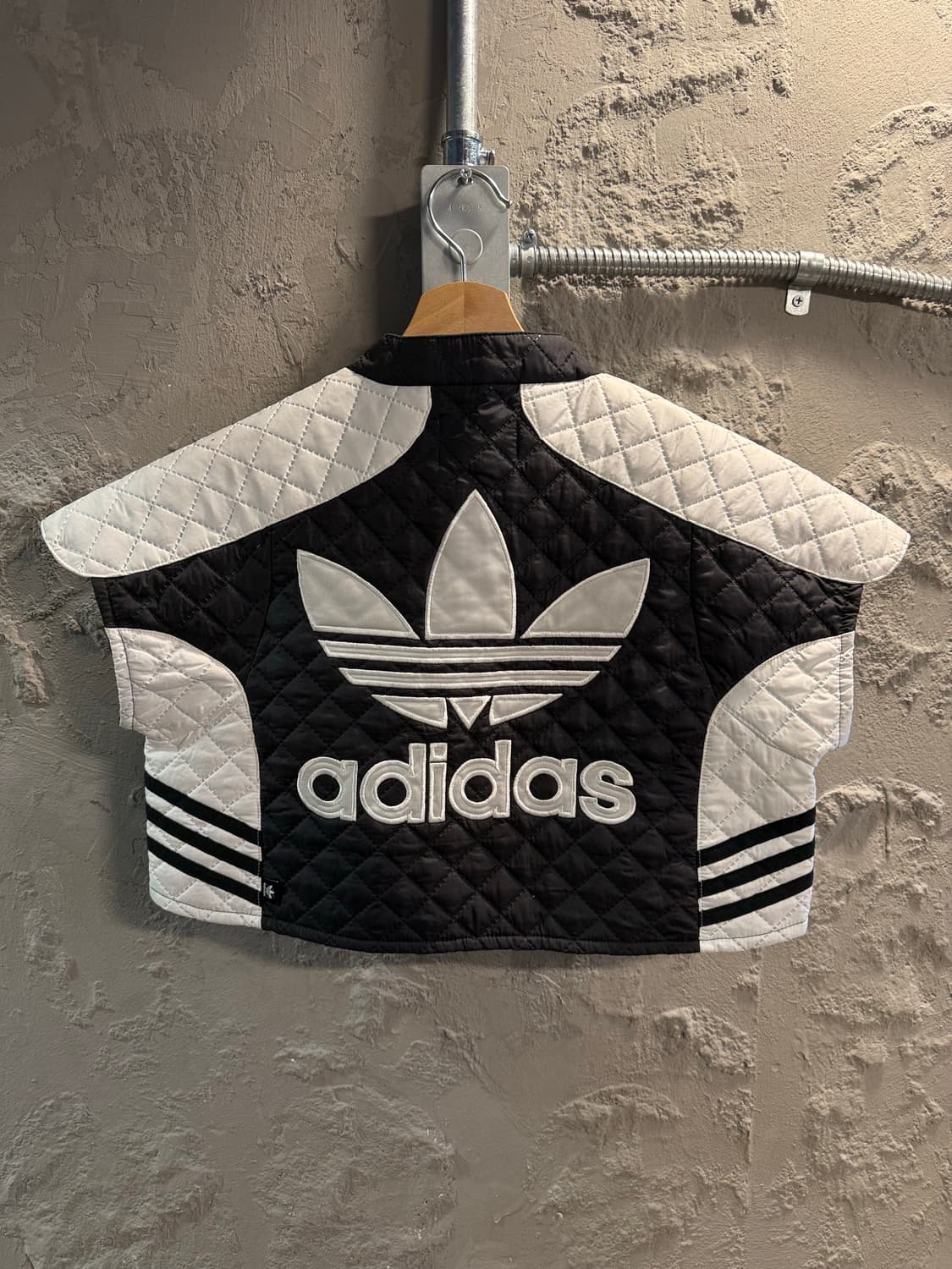 85 아디다스 ADIDAS 리타오라 퀼팅 패딩 케이프 베스트 블랙 상품이미지5