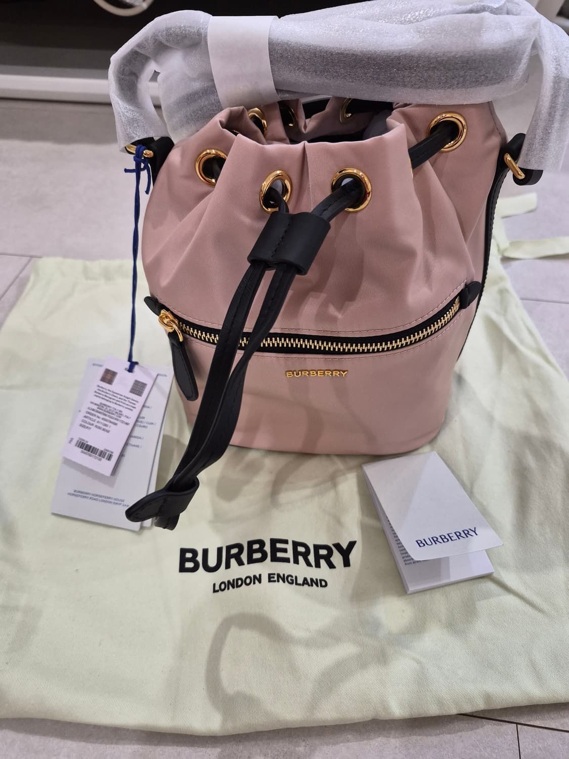 새상품))버버리 25FW 미니 드로스트링 복조리백 상품이미지1