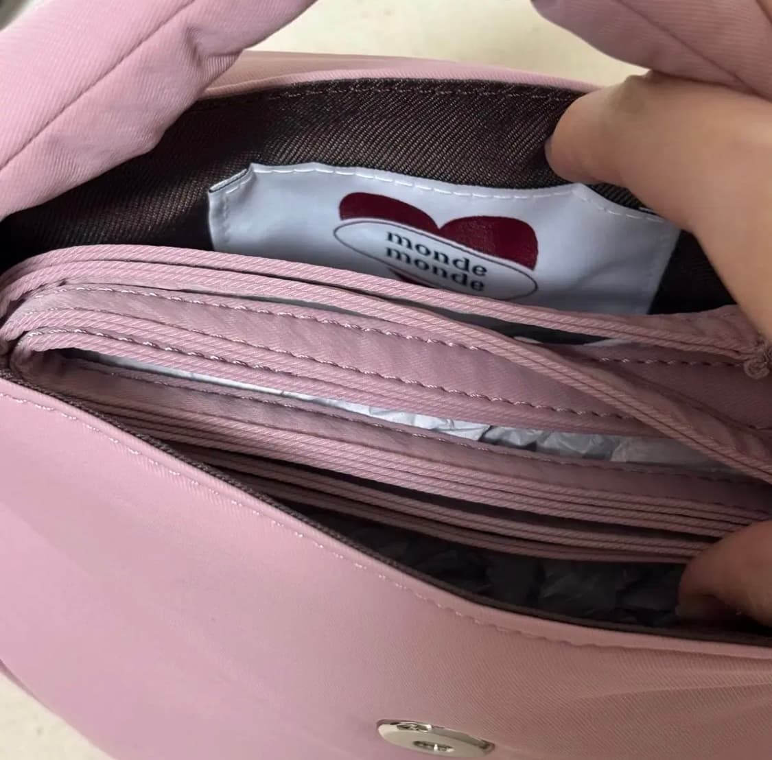 몽드몽드 클래식 버튼 패딩 크로스 백 하프문 미니 가방 핑크 여성 토트백 상품이미지4