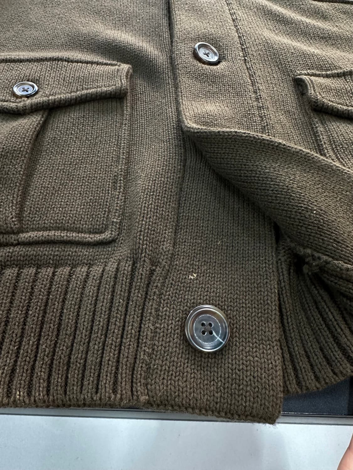갭 멀티포켓 버튼 니트가디건 카키브라운 상품이미지6