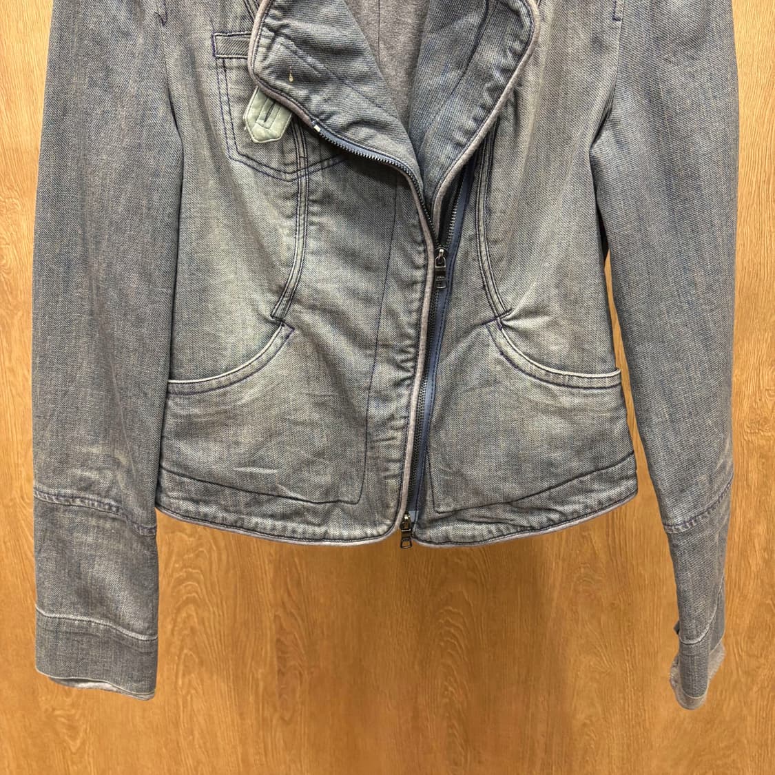 아르마니 익스체인지 데님 자켓 비대칭 절개 스티치 디테일 라이트 그레이 상품이미지5