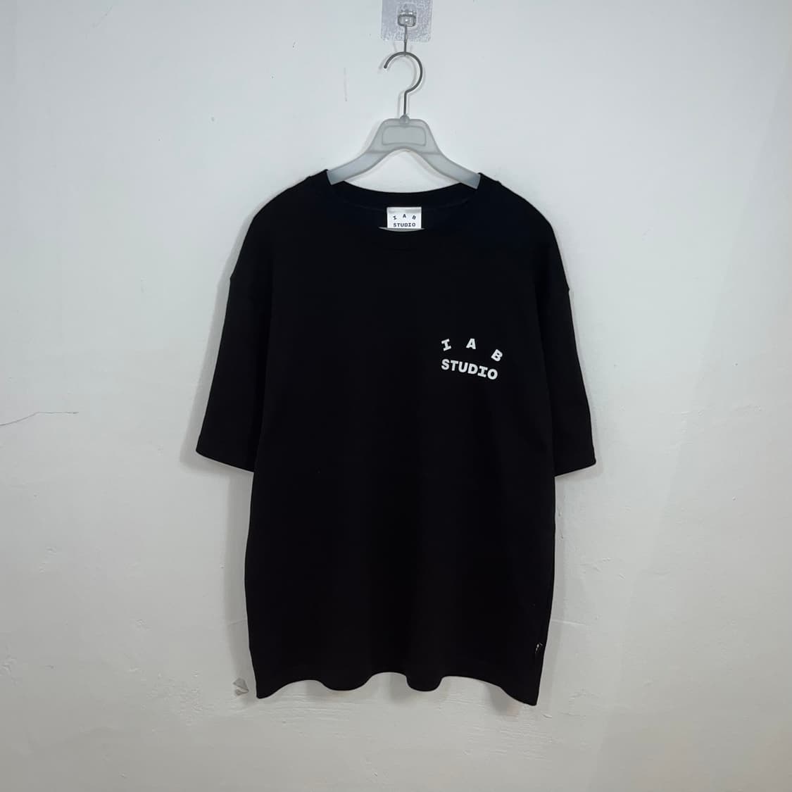 IAB Studio black t-shirt 상품이미지4