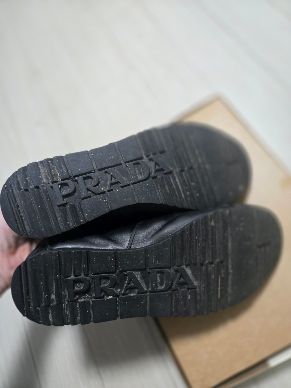프라다 블랙 가죽 스니커즈 상품이미지4