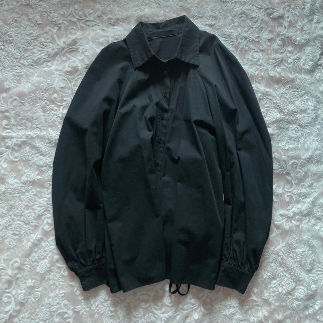 Sculpted back ruffle shirt 상품이미지2