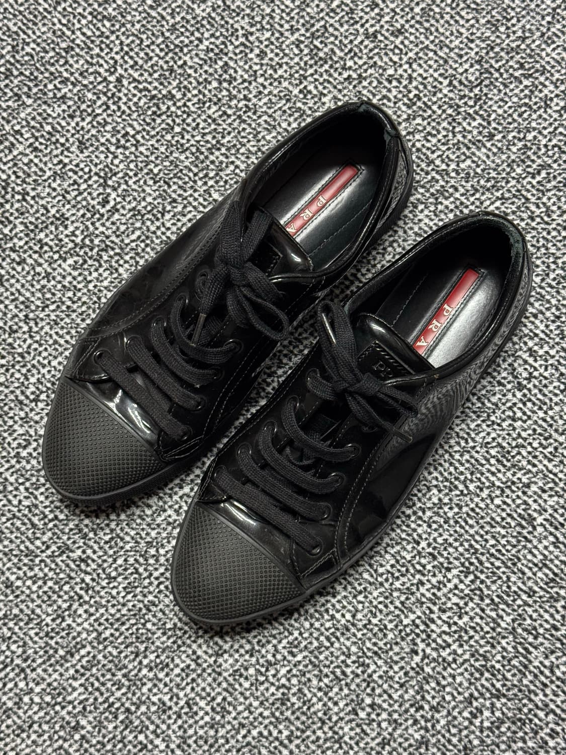 프라다 블랙 스니커즈 상품이미지1