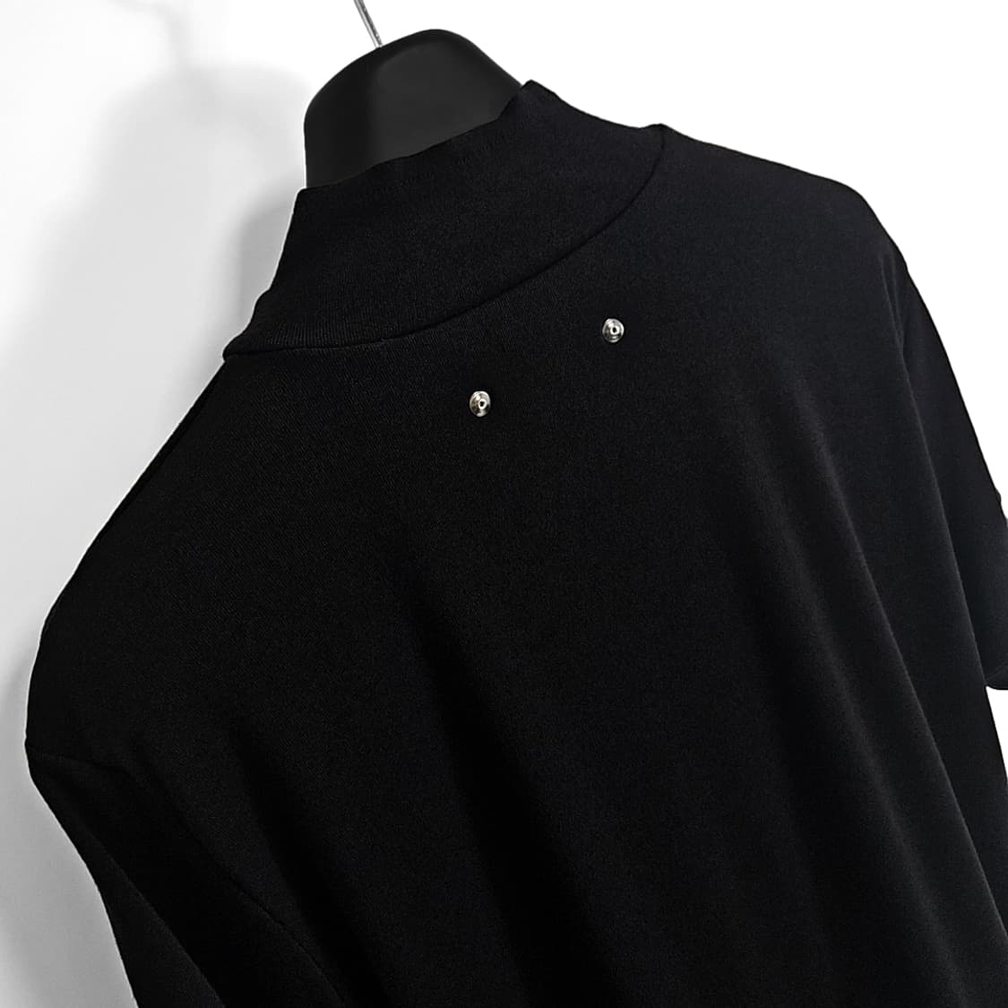 Giko 피어싱 리벳 컷 하프 슬리브 니트 (black) 상품이미지4