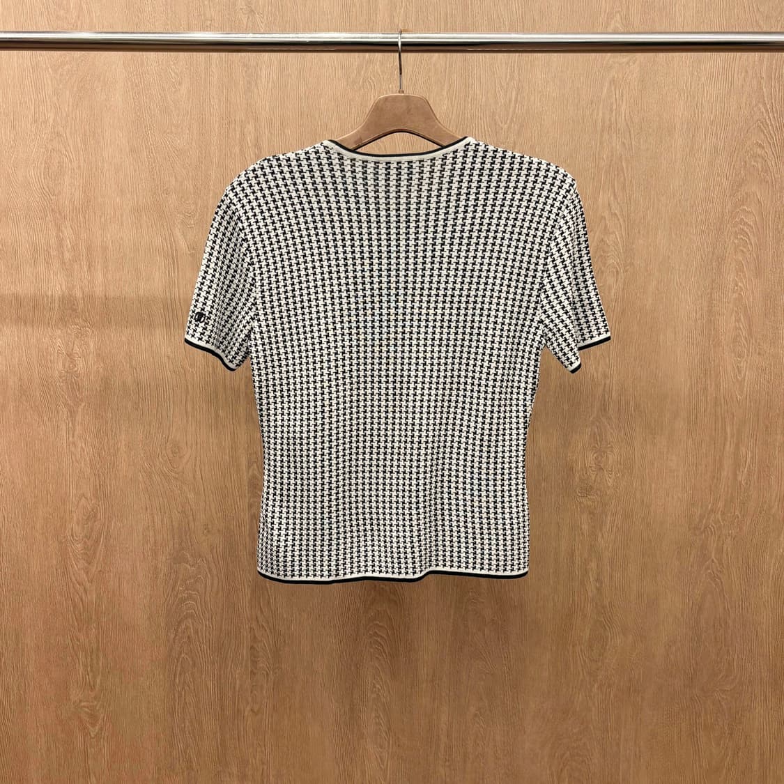 크리스찬 디올 라운드넥 반팔 니트 하운드투스 패턴 디테일 블랙 화이트 상품이미지3