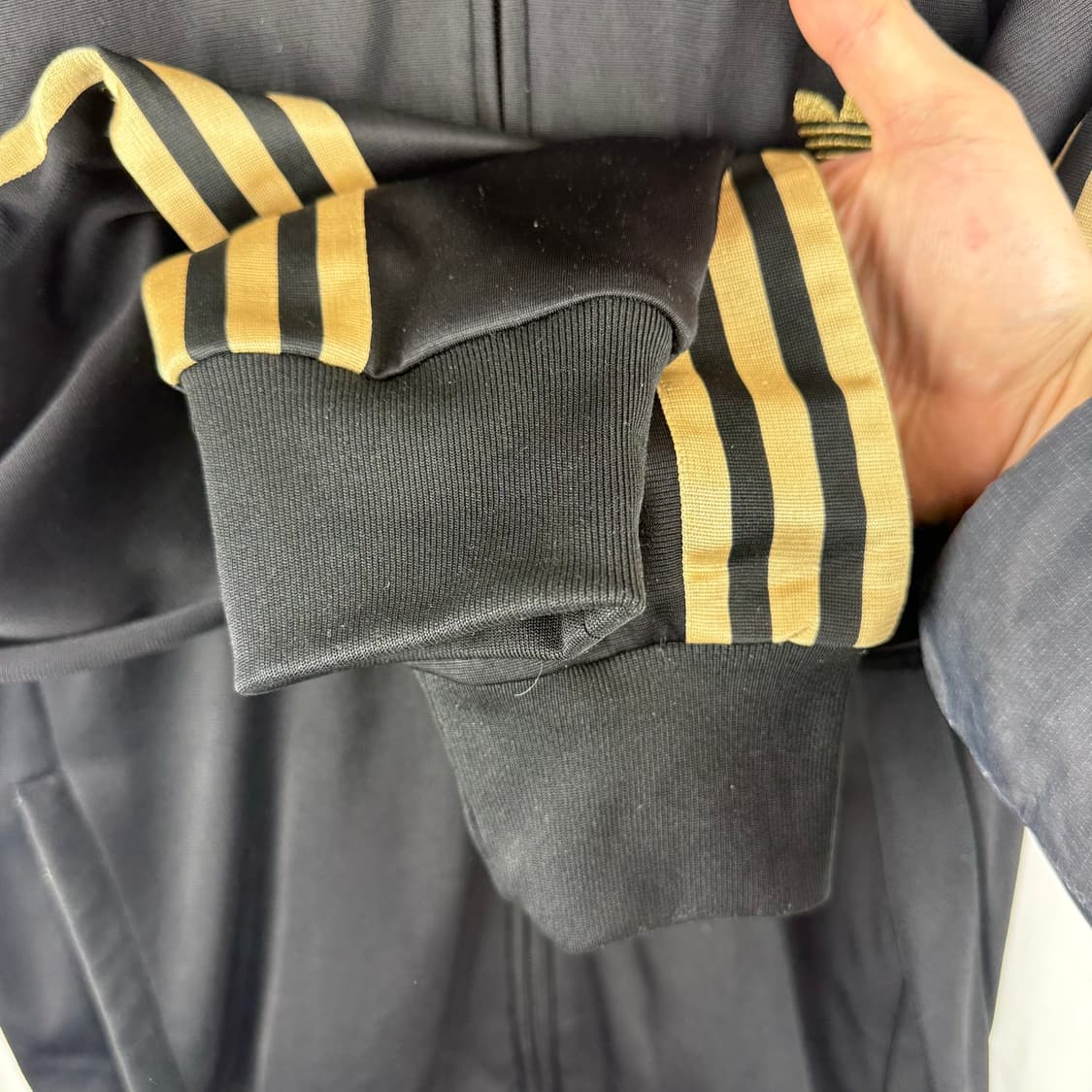 105) 아디다스 올드스쿨 슈퍼스타 트랙탑 져지 검/골 상품이미지4