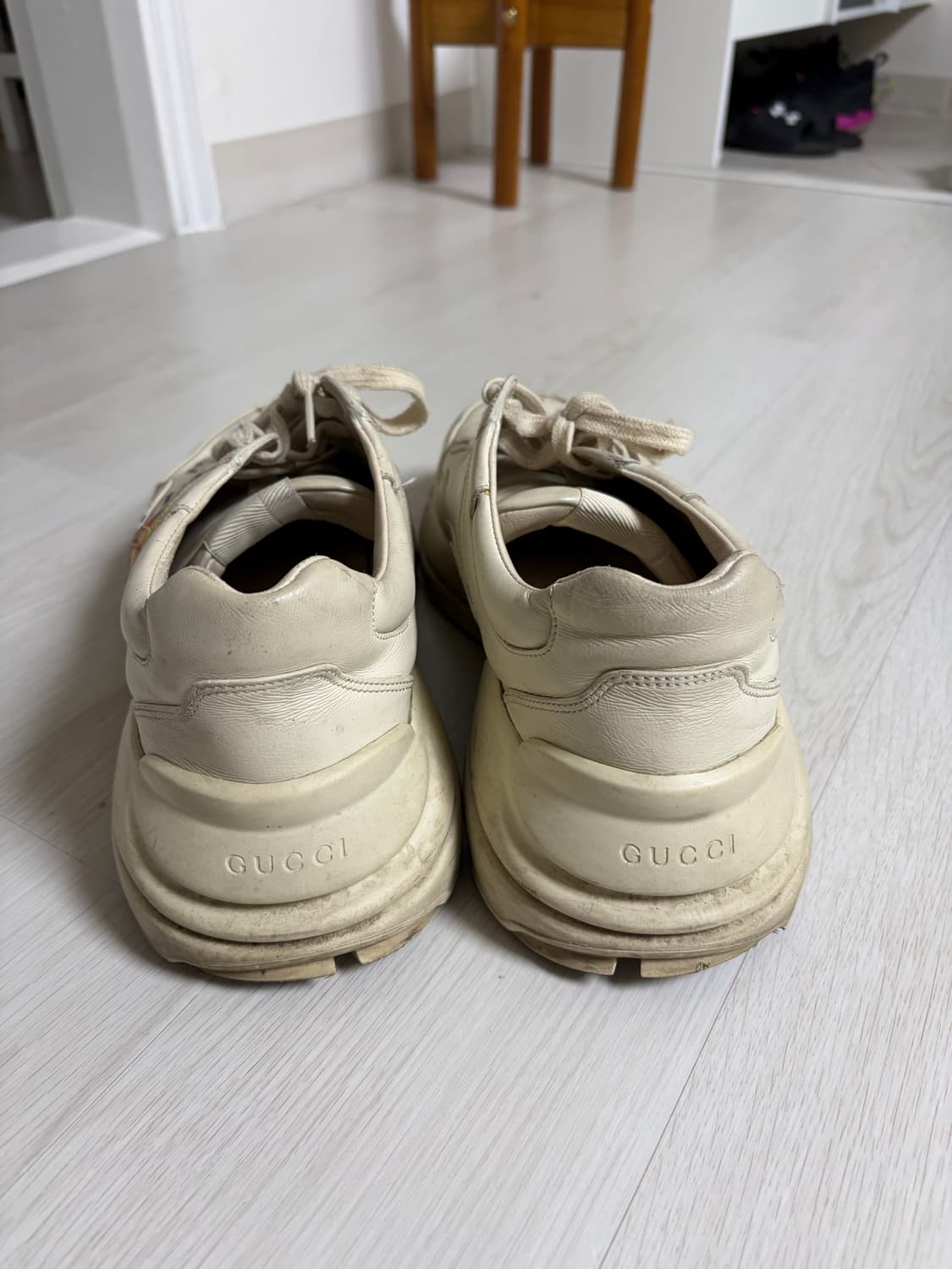 구찌 롸이톤 43 사이즈 팝니다 상품이미지3