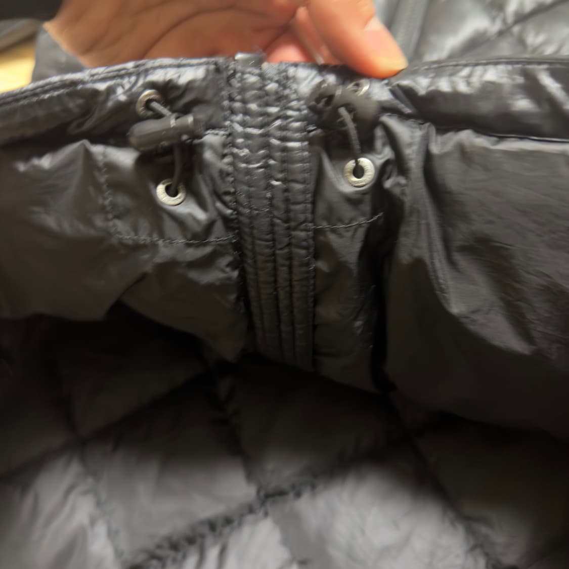 몽벨 유광 경량패딩 상품이미지4