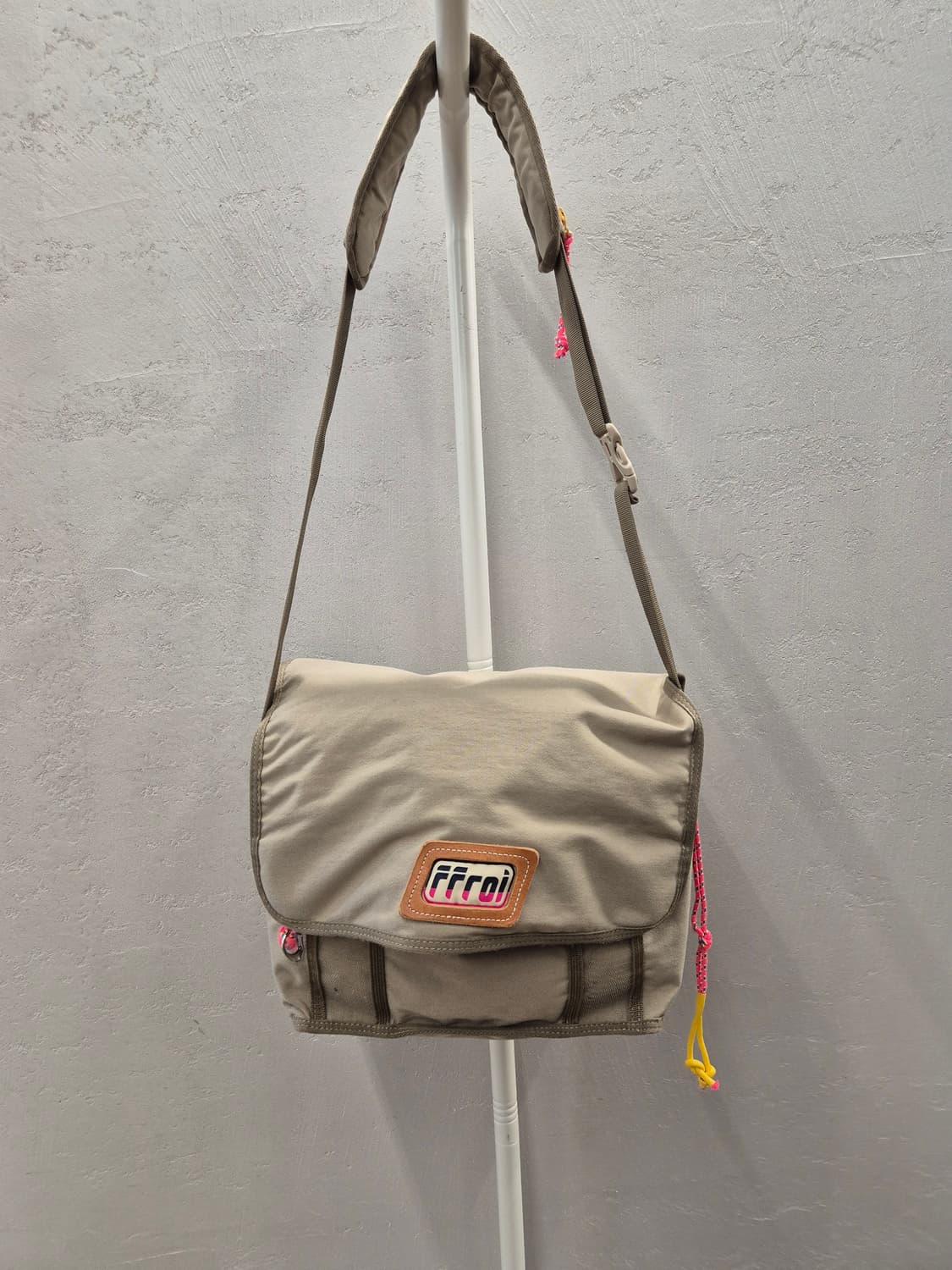 프루아 카키색 메신저백 상품이미지2