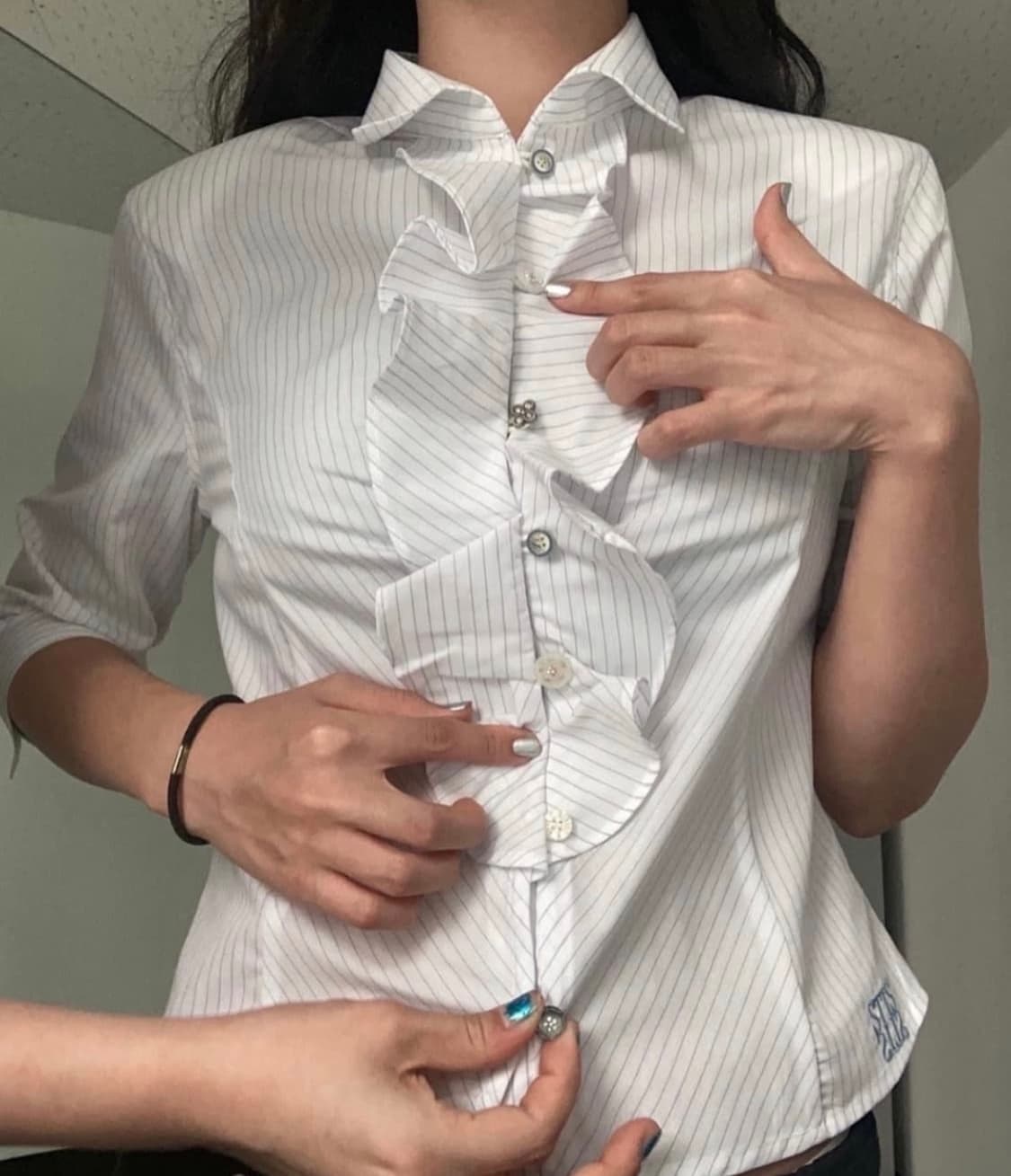 에옹쓰 프릴 셔츠 상품이미지1