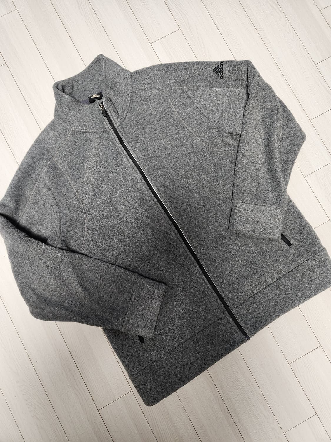 아디다스 기모 풀집업 그레이 115

사용감 외에 오염없이 깨끗해요^^
 상품이미지1