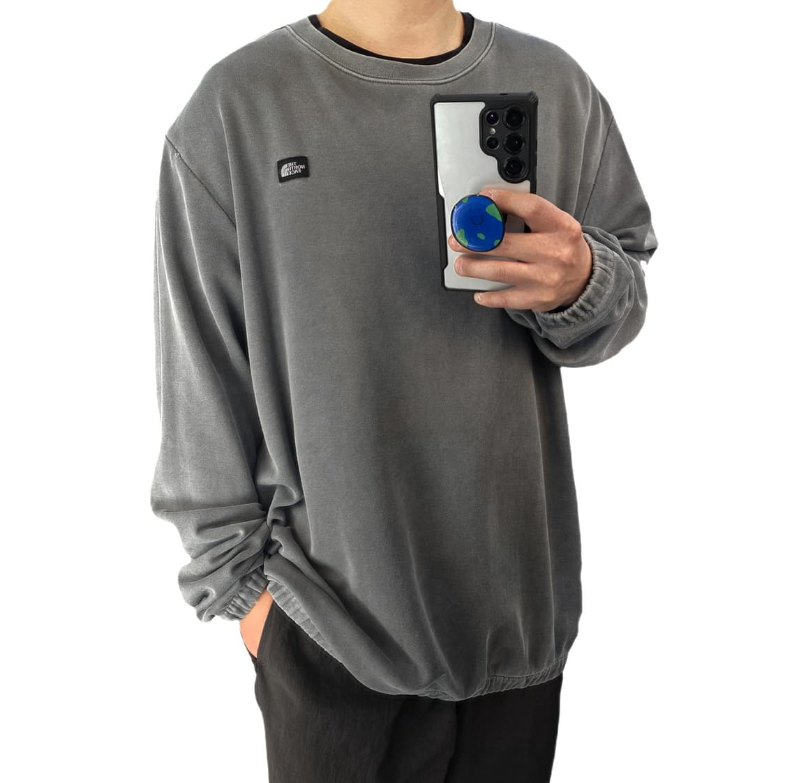 105 XL 노스페이스 피그먼트 다잉 오버핏 맨투맨 그레이 상품이미지1