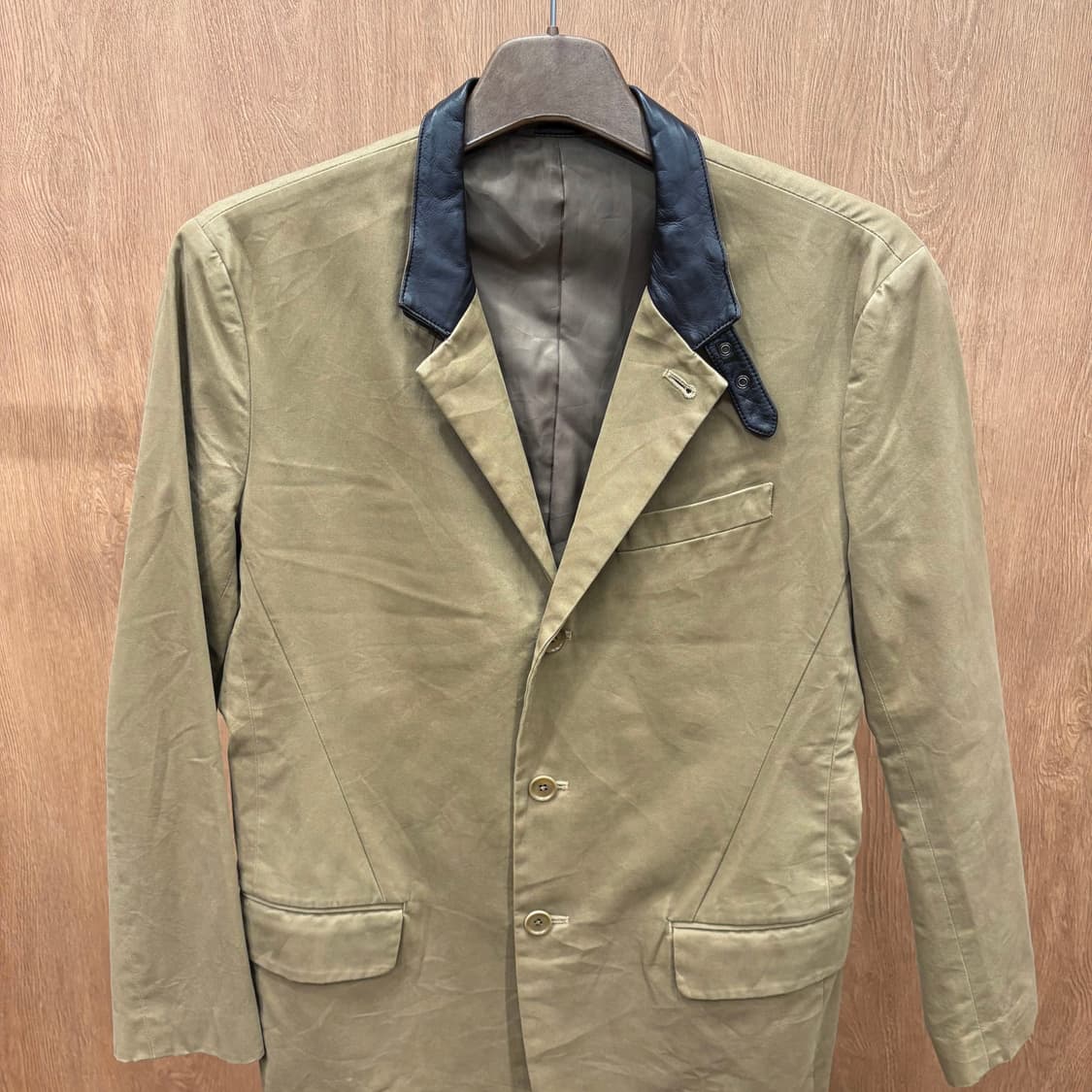 도나카란 뉴욕 코튼 테일러드 자켓 싱글 버튼 레더 카라 배색 베이지 상품이미지4