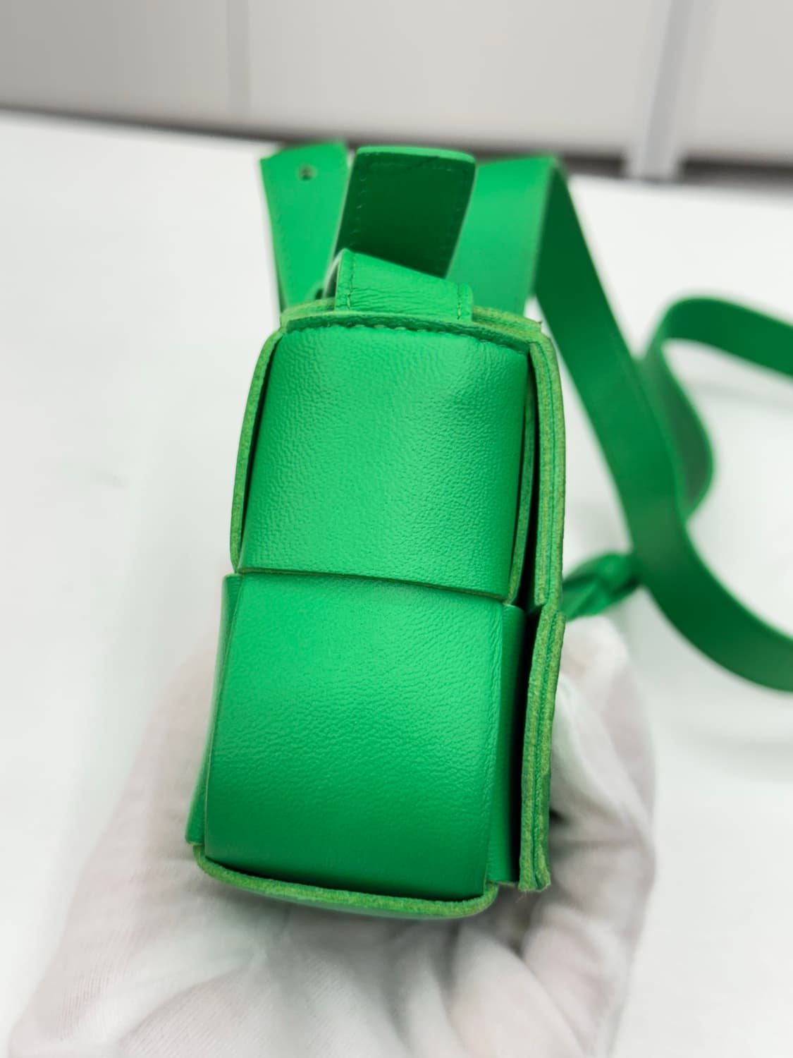 [미니] 보테가베네타 레더 카세트백 상품이미지7