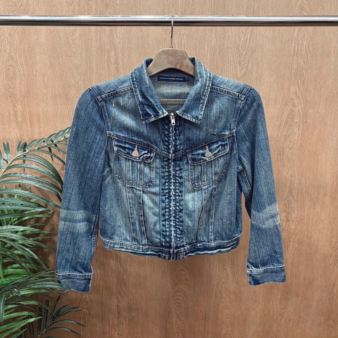 랄프로렌 스포츠 데님 집업 트러커 자켓 플랩 포켓 워싱 디테일 중청 상품이미지1