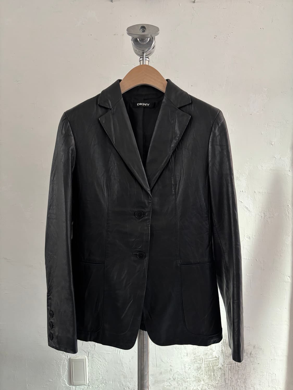 DKNY 디케이엔와이 블랙 컬러 가죽 블레이저 자켓 상품이미지4