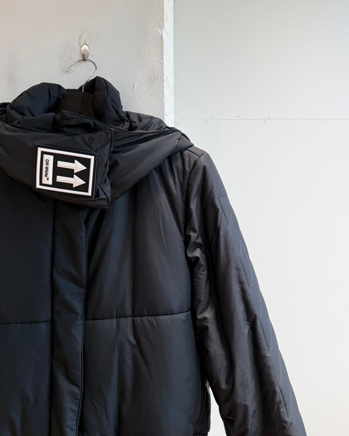 오프화이트 블랙 에로우 후드 다운 숏 패딩 점퍼 상품이미지5