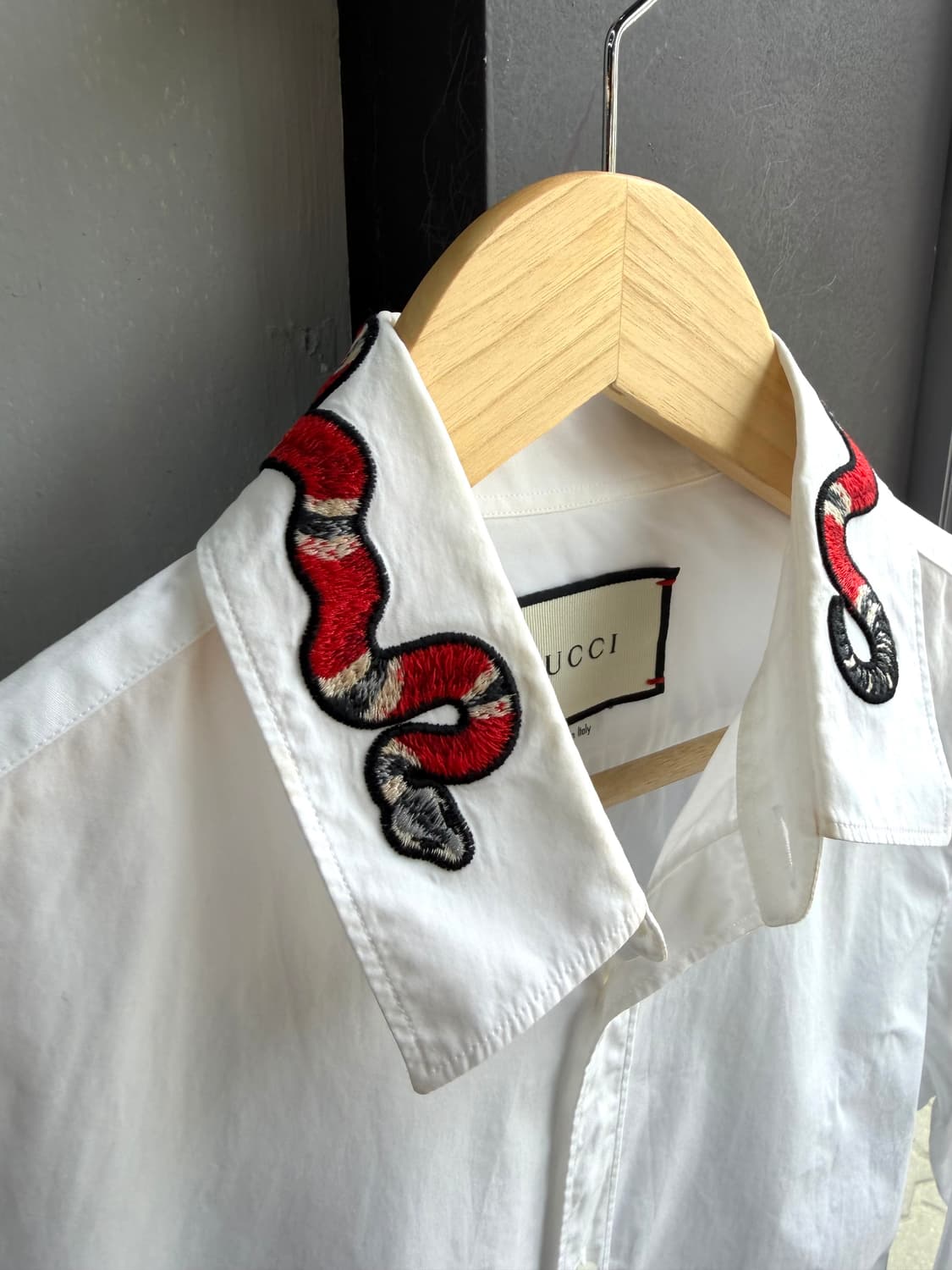 95/ 구찌 스네이크 넥카라 화이트 셔츠 상품이미지6