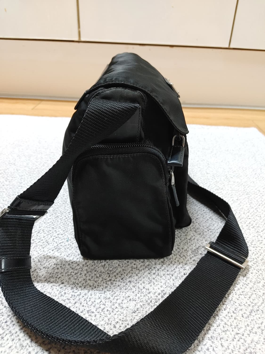 정품 프라다 테수토 나일론 바이커 모터백 크로스백 상품이미지5