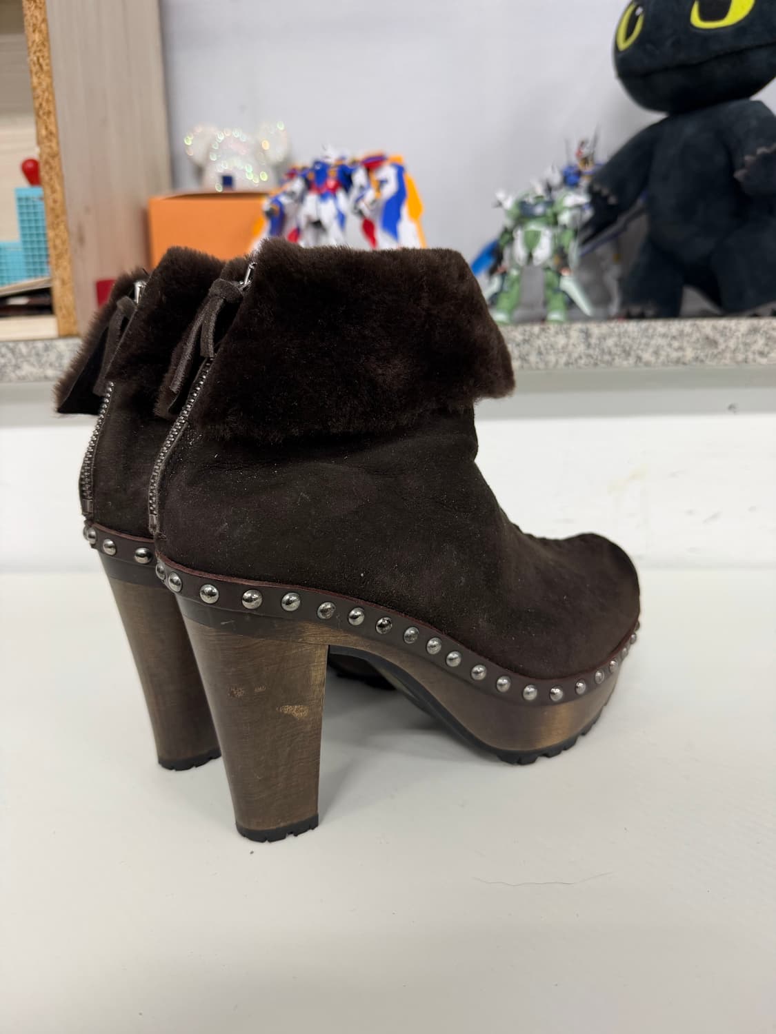 정품) 미우미우 스웨이드 스터드 장식 털부츠 38 상품이미지4