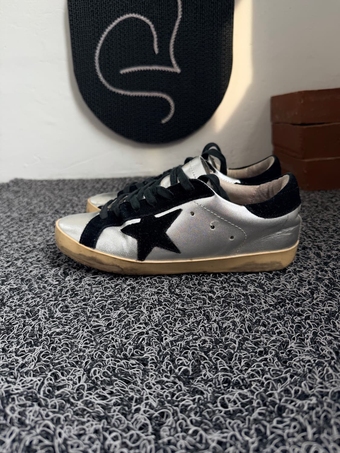 골든구스 슈퍼스타 실버 & 블랙 스웨이드 스니커즈 상품이미지1