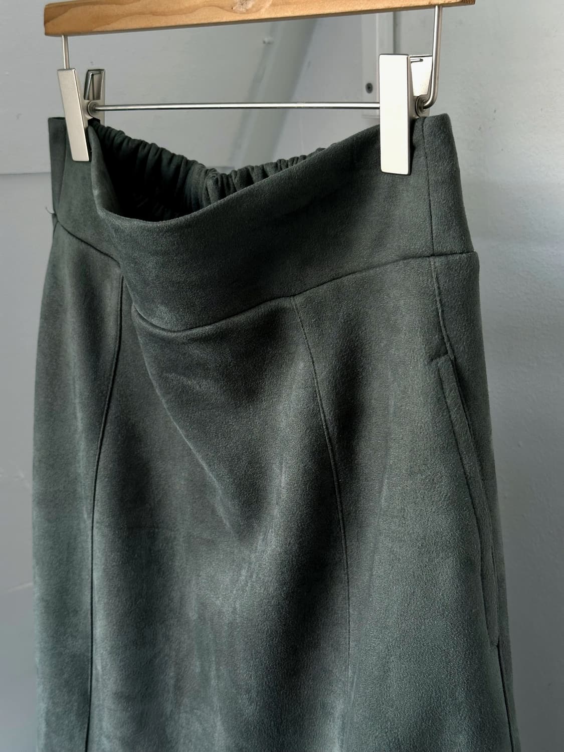 Fake suede flare silhouette skirt 상품이미지10