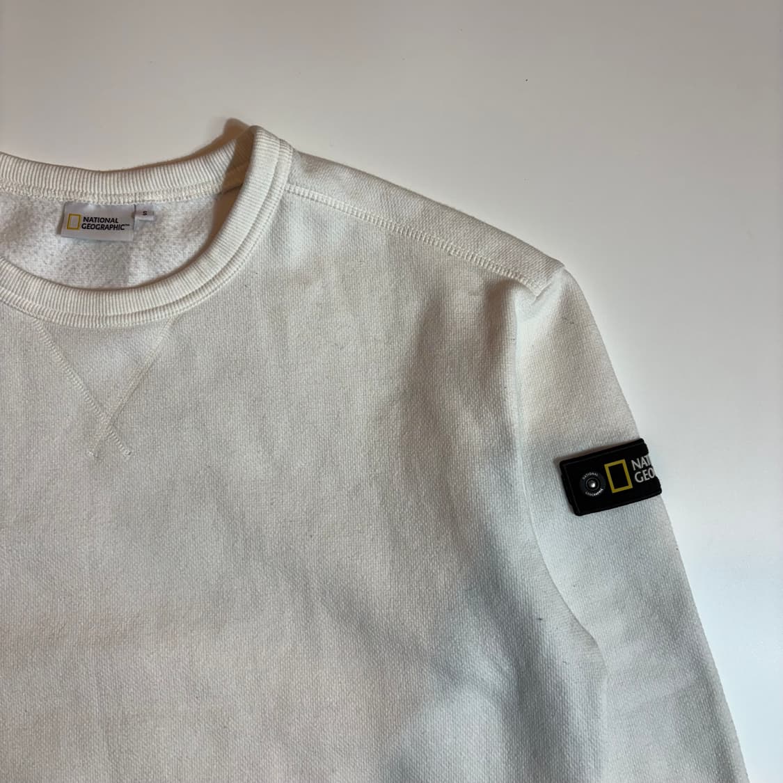 내셔널지오그래픽 로고 와펜 화이트 맨투맨 상품이미지2