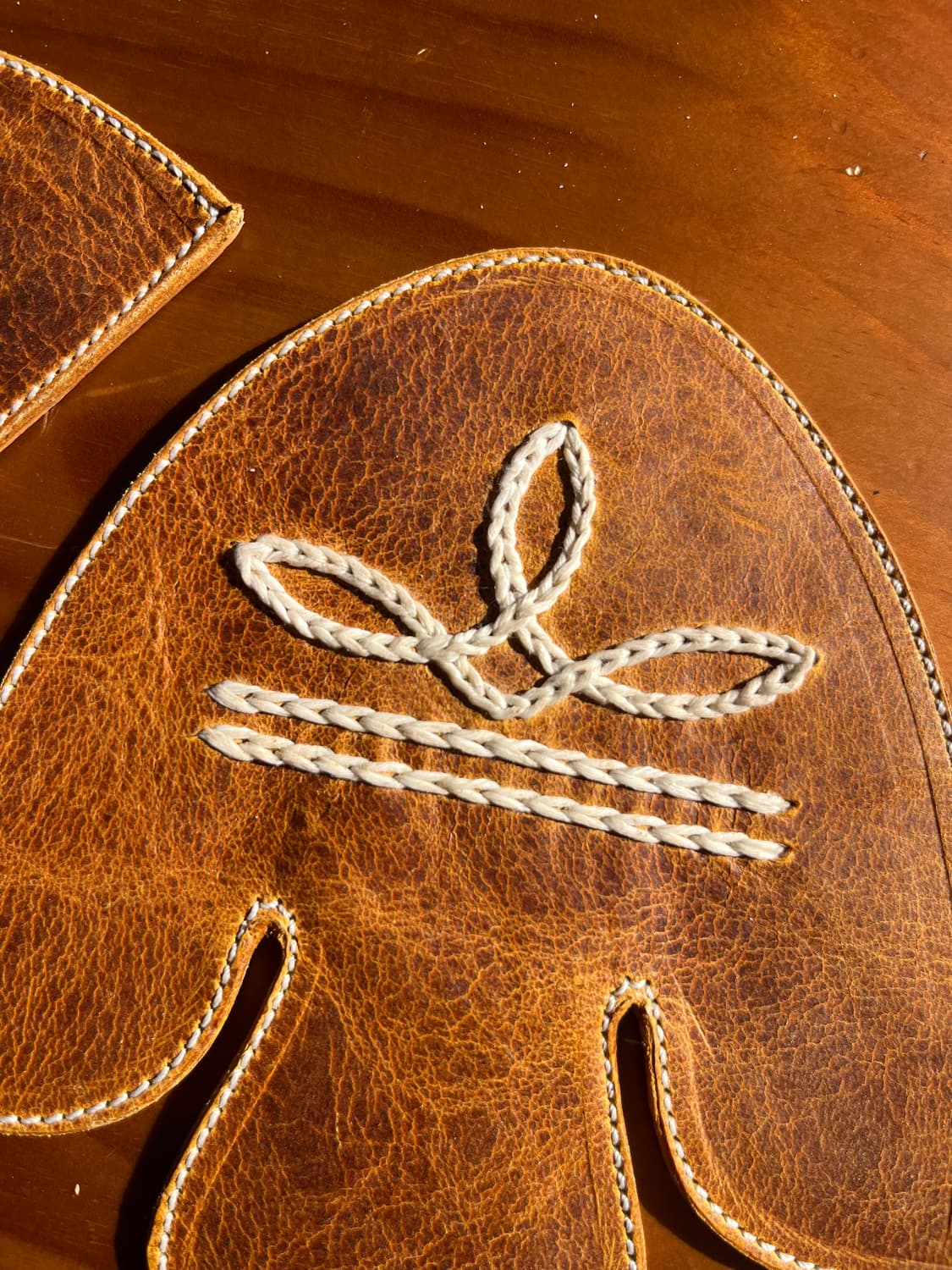 Hand-Embroidered Leather Cup Coaster 상품이미지5