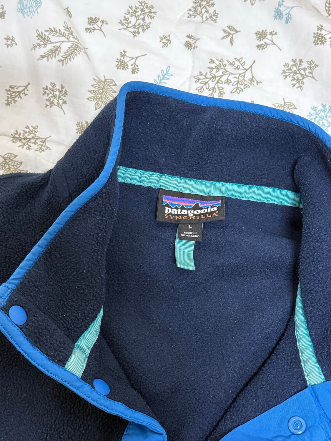 파타고니아 신칠라 L 네이비레드 켄달제너 상품이미지3