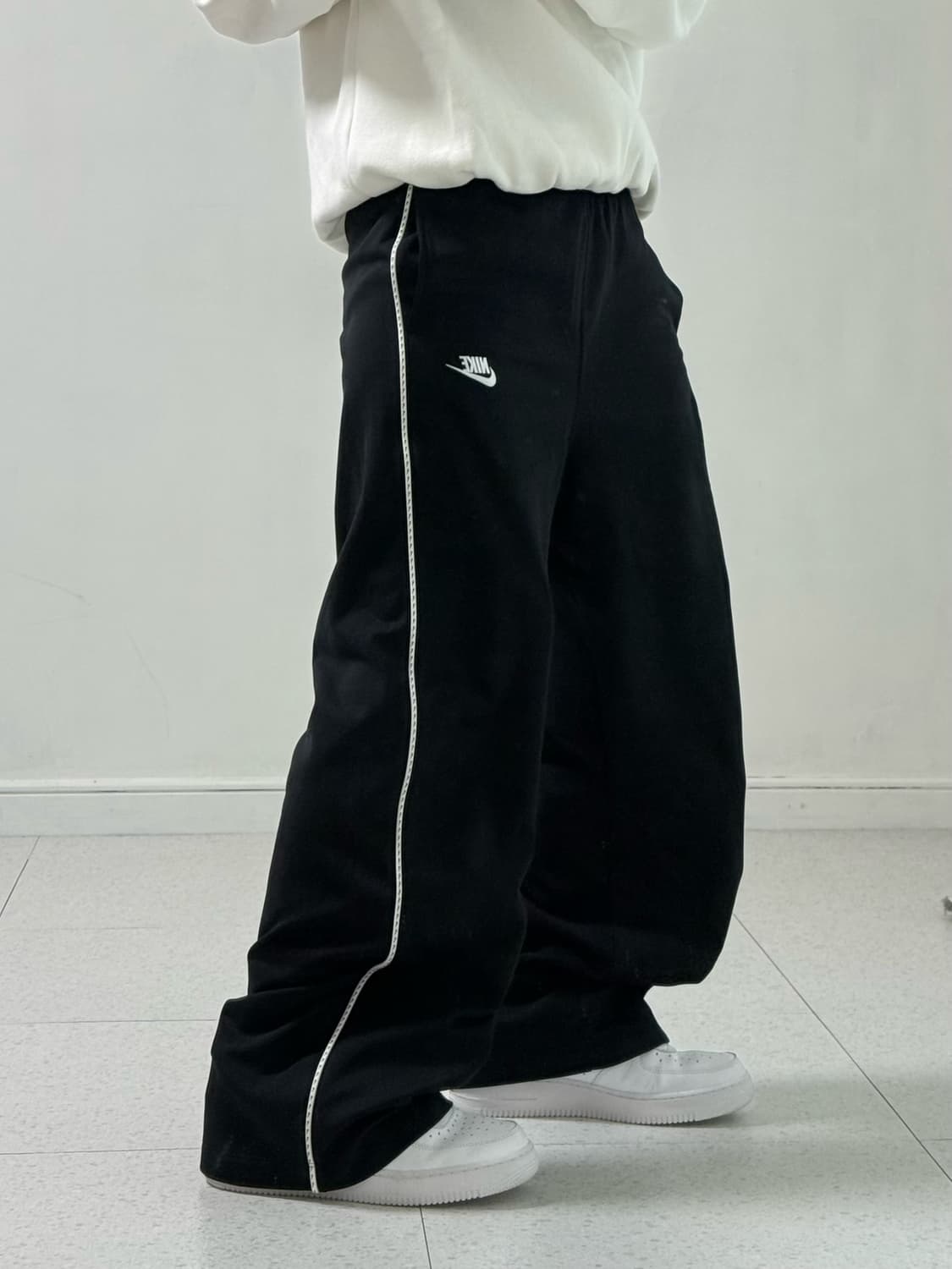 나이키 블랙 미니 스우시 트랙팬츠 상품이미지2