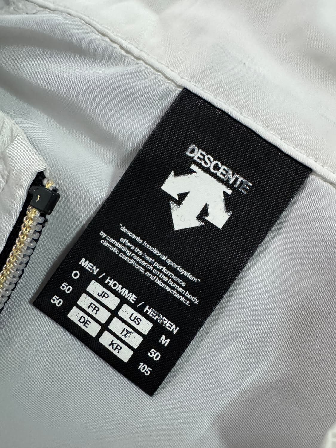 데상트 화이트 베이스볼 반집업 웜업 XL 상품이미지3