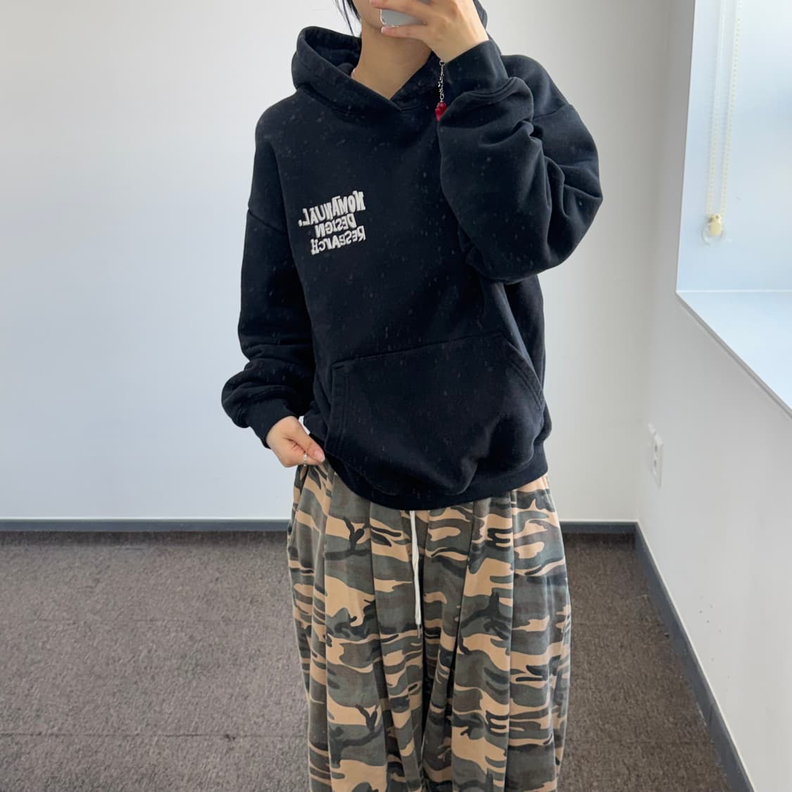 Nomanual 노메뉴얼 백 포인트 블랙 후드티 상품이미지1