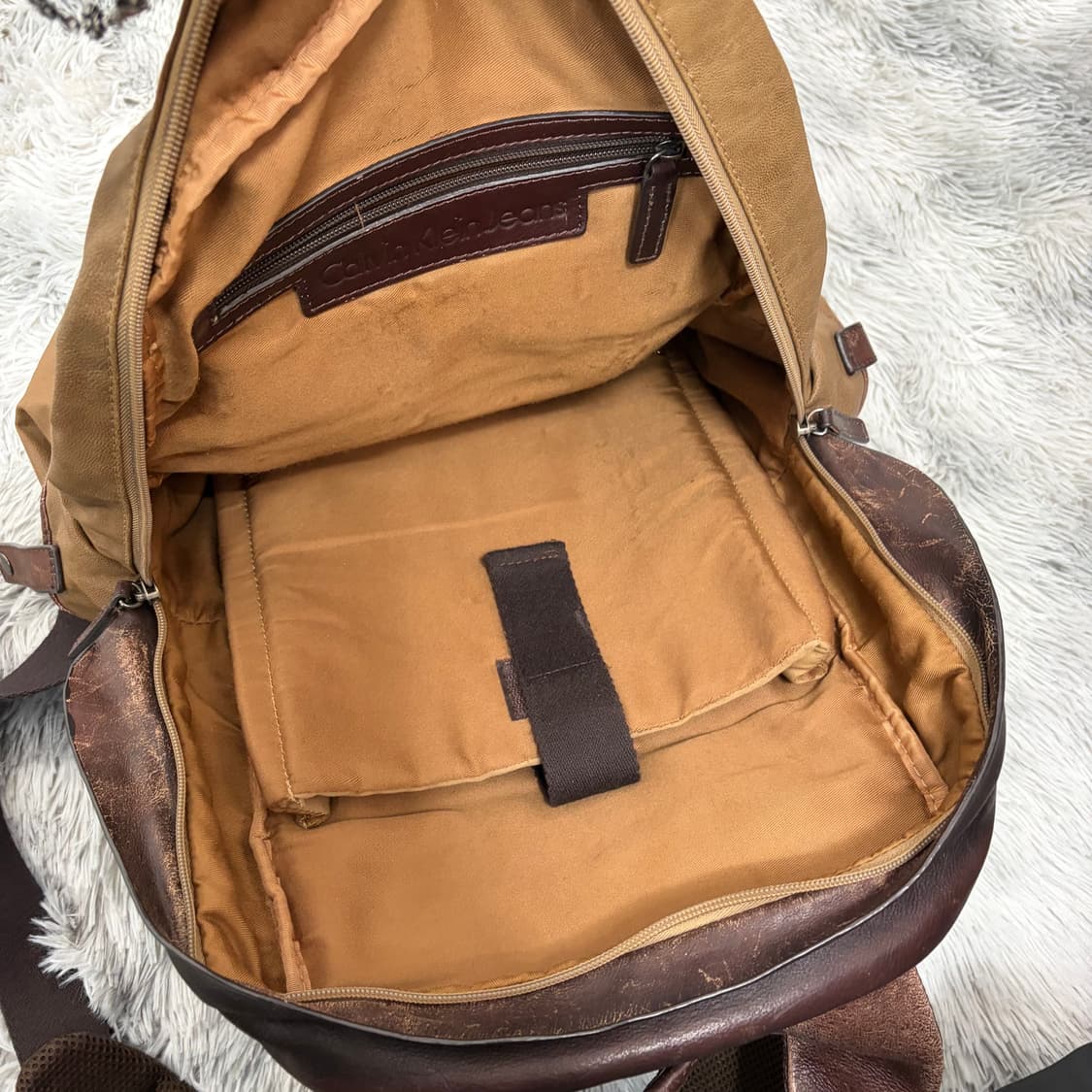 캘빈클라인 카우레더 백팩 상품이미지6