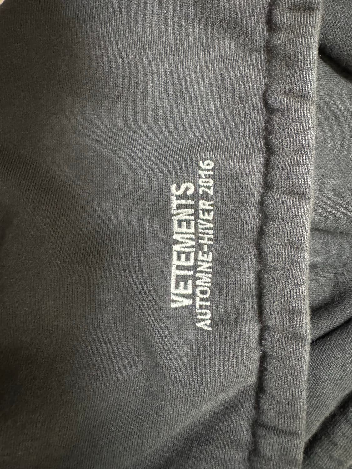 [VETEMENTS] 16FW 초판 메탈 로고 후드 (XS / 정품) 상품이미지3