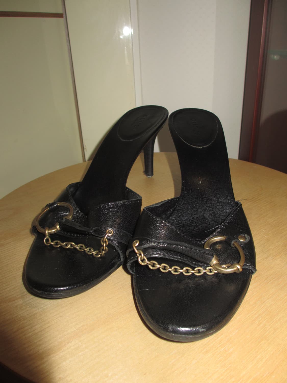 구찌 블랙 레더 체인 힐 슬리퍼 상품이미지1