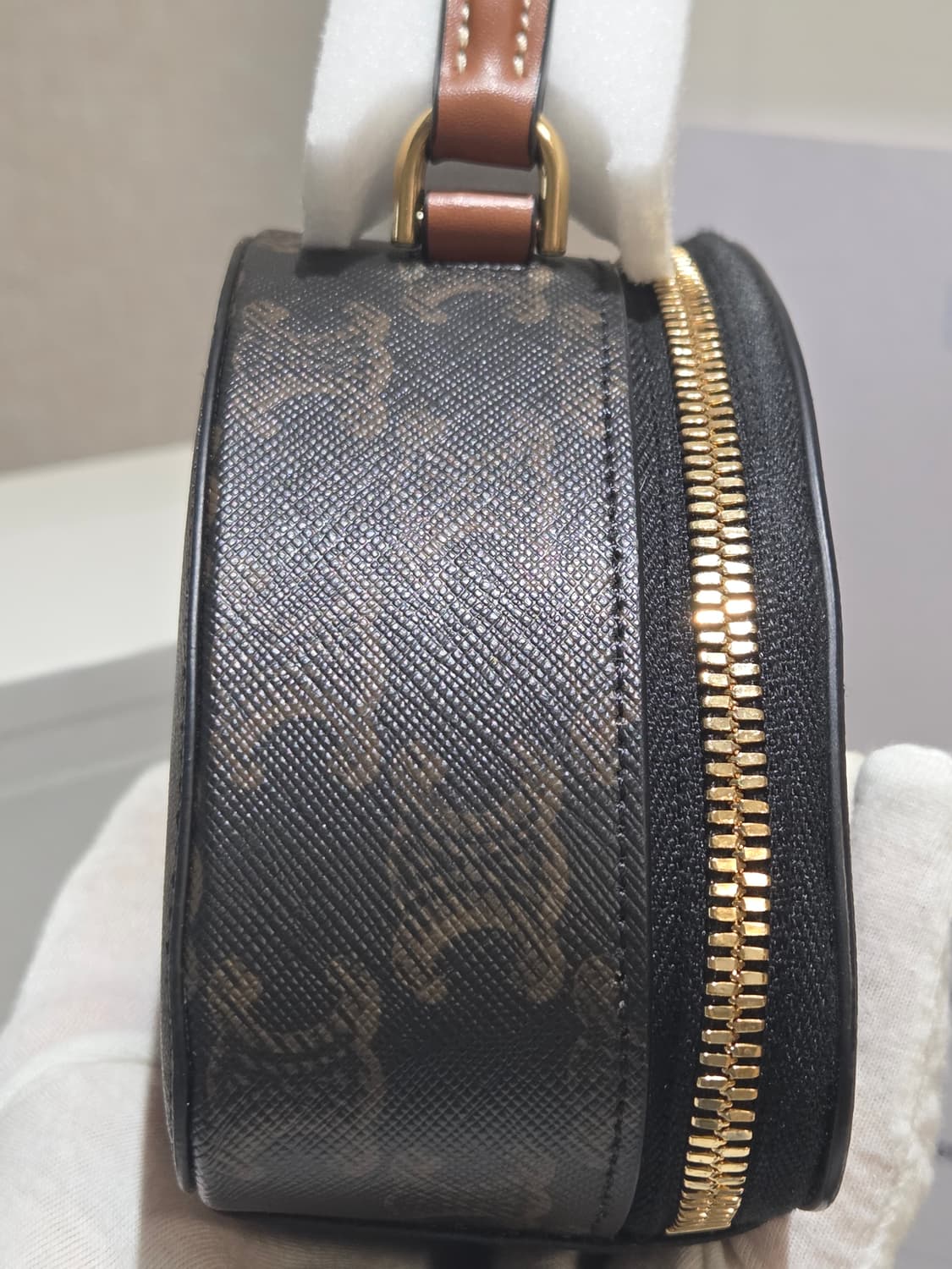 [새상품급] 셀린느 트리옹프 하프문 케이스 백 상품이미지7